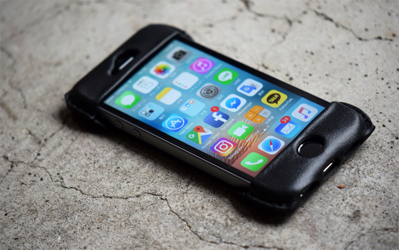 Roberu iPhone SE All Black Leather Case